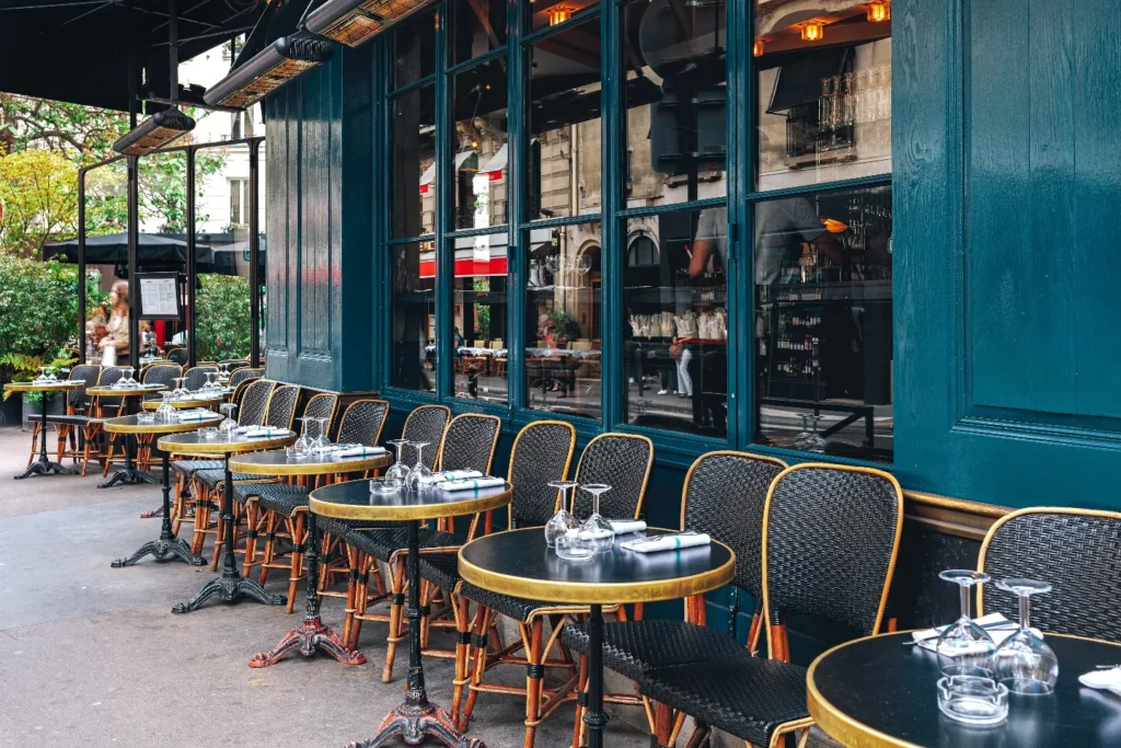 Terrasse de brasserie aux tables bistrot