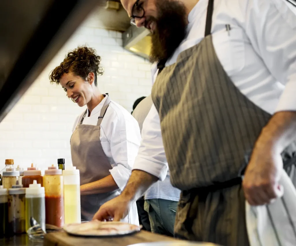 Cheffes en tablier à l’ouverture d’un restaurant