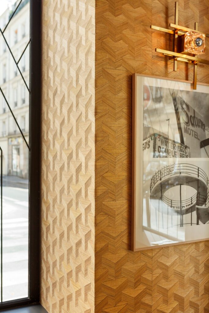 Mur à relief doré et photographie encadrée