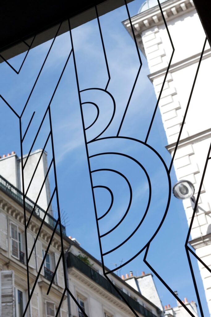 Vitrage graphique donnant sur la rue