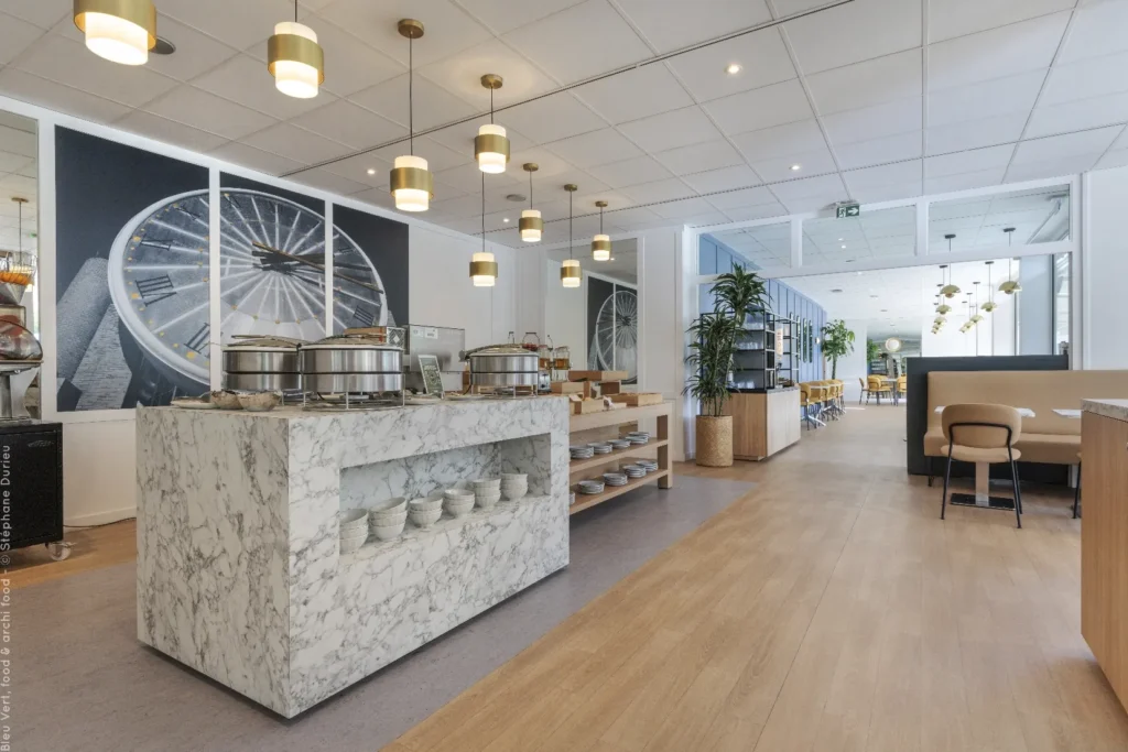 Buffet du petit-déjeuner de l’hôtel B&B Cergy Port