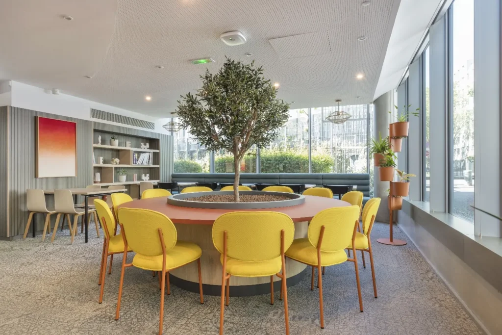 Lobby de l’hôtel B&B Cergy Port avec chaises jaunes