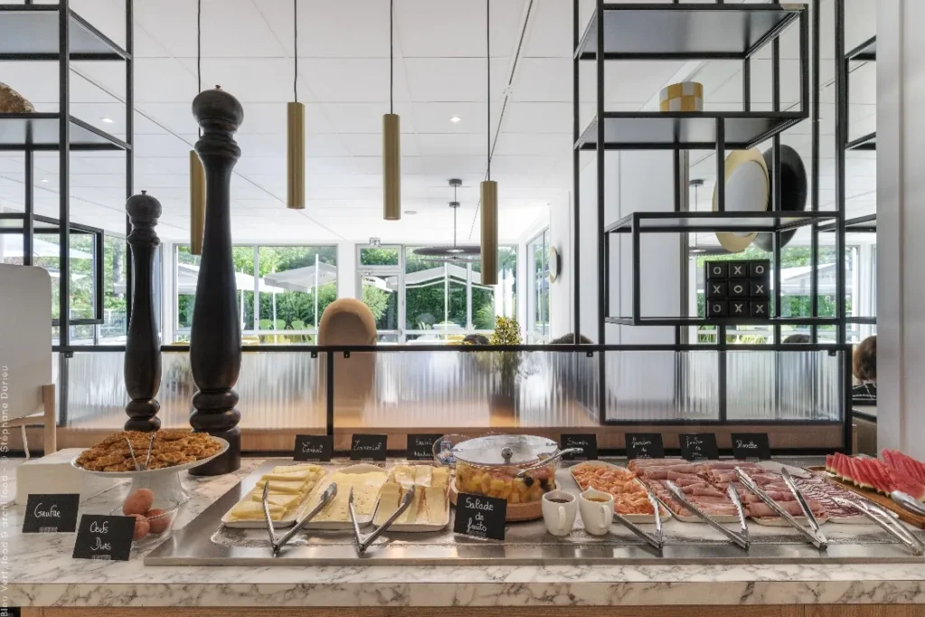 Espace petit-déjeuner de l’hôtel B&B Cergy Port