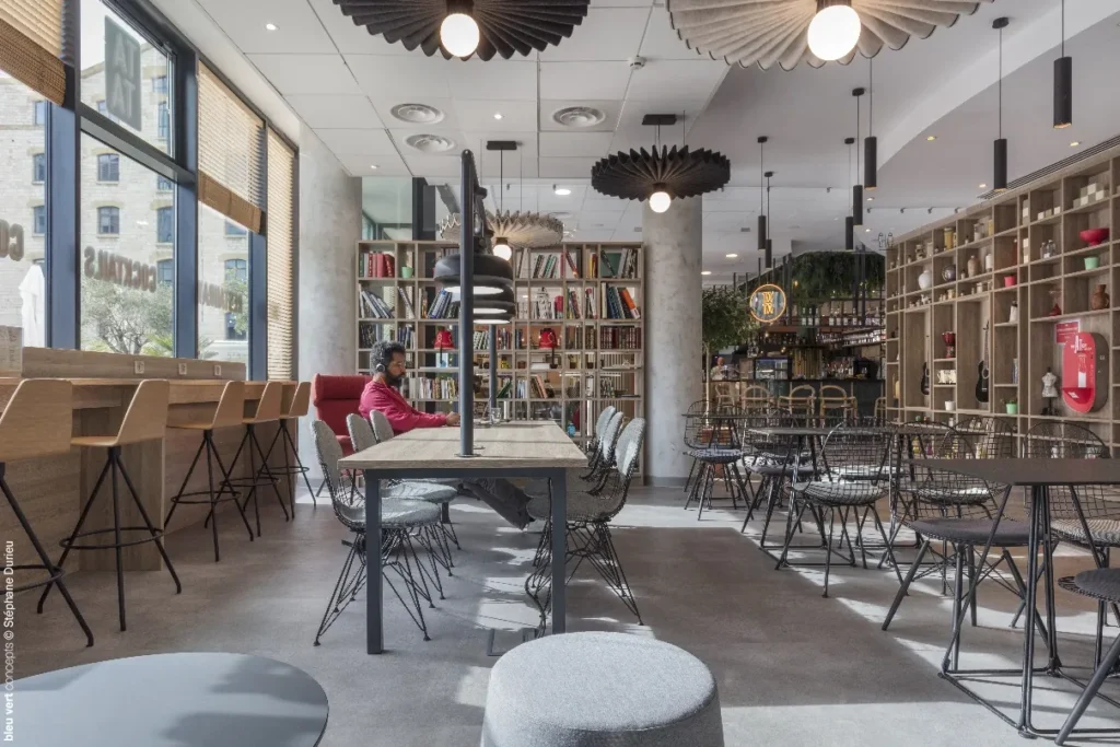 Café-bibliothèque aux grandes tables d’hôtes