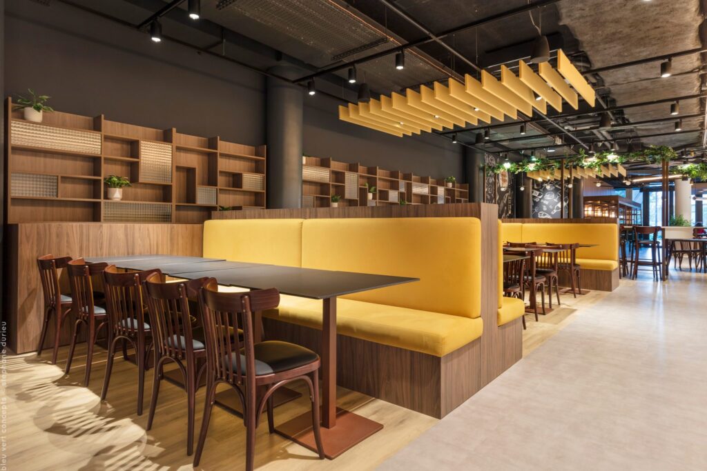 Salle du bistrot aux banquettes jaunes