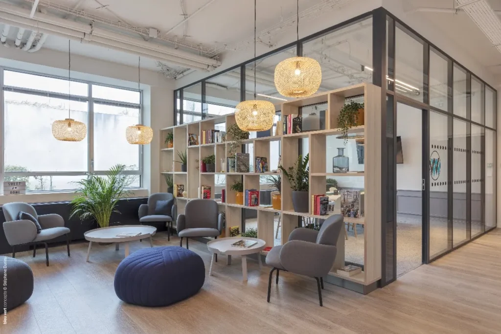 Espace de vie d’entreprise avec bibliothèque
