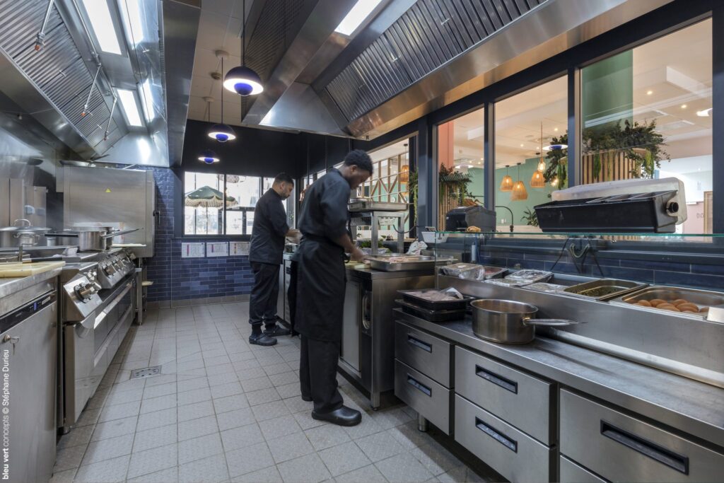 Chefs en cuisine au bistrot T.A.T.A.