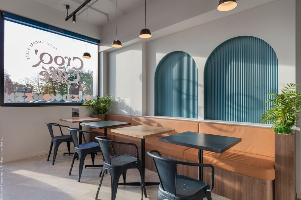 Banquette sous les arches du Croq’Café