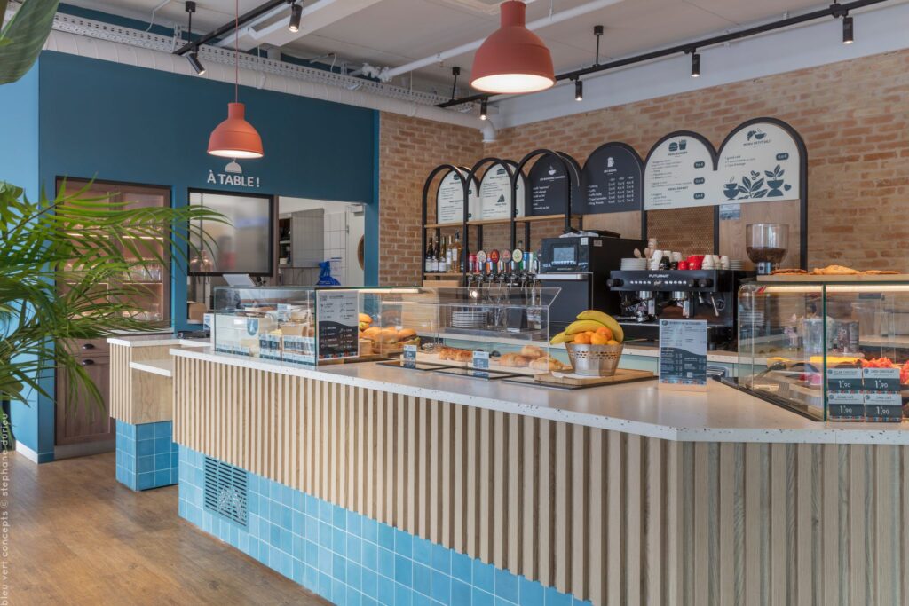 Comptoir et vitrines du Croq’Café