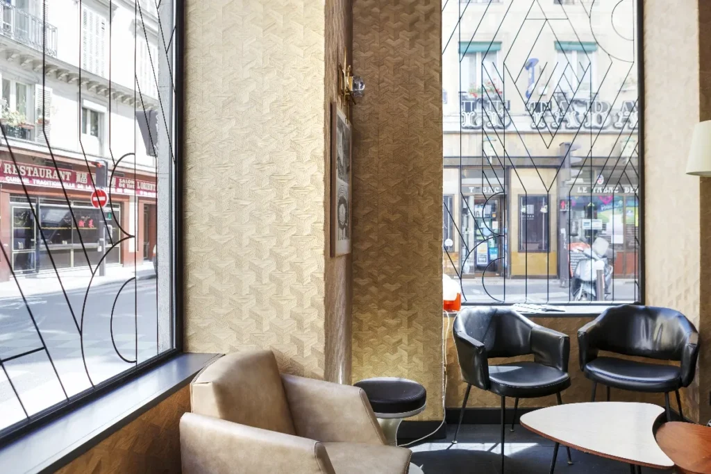 Salon lounge avec fauteuils en cuir