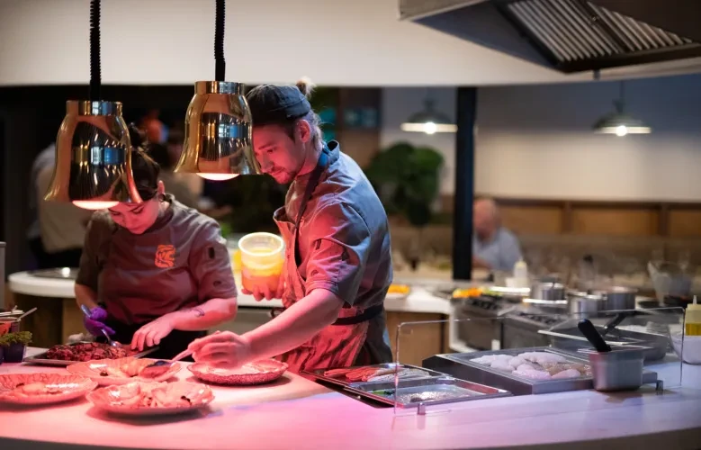 Chefs en cuisine ouverte à La Table d’Ephelia