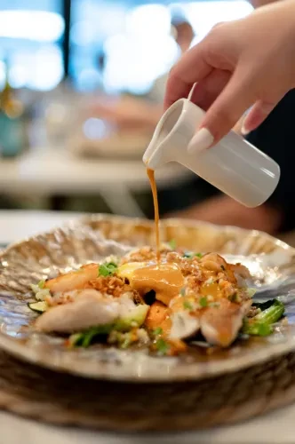 Plat bistronomique nappé de sauce