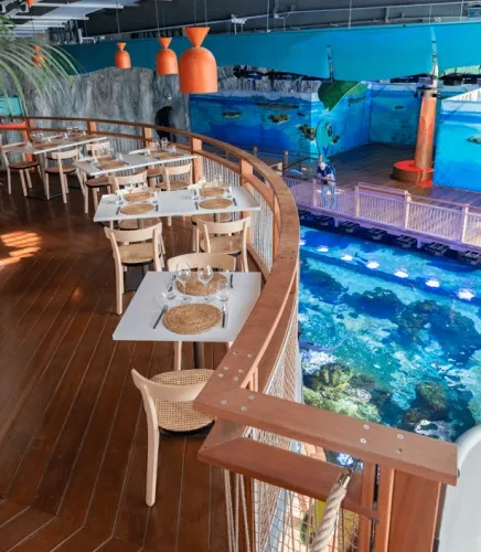 Salle en mezzanine au-dessus du lagon tropical de Nausicaá