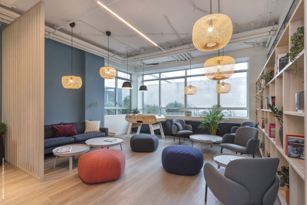 Espace détente aux poufs colorés et baby-foot