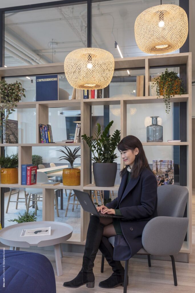 Collaboratrice au travail dans le salon lounge